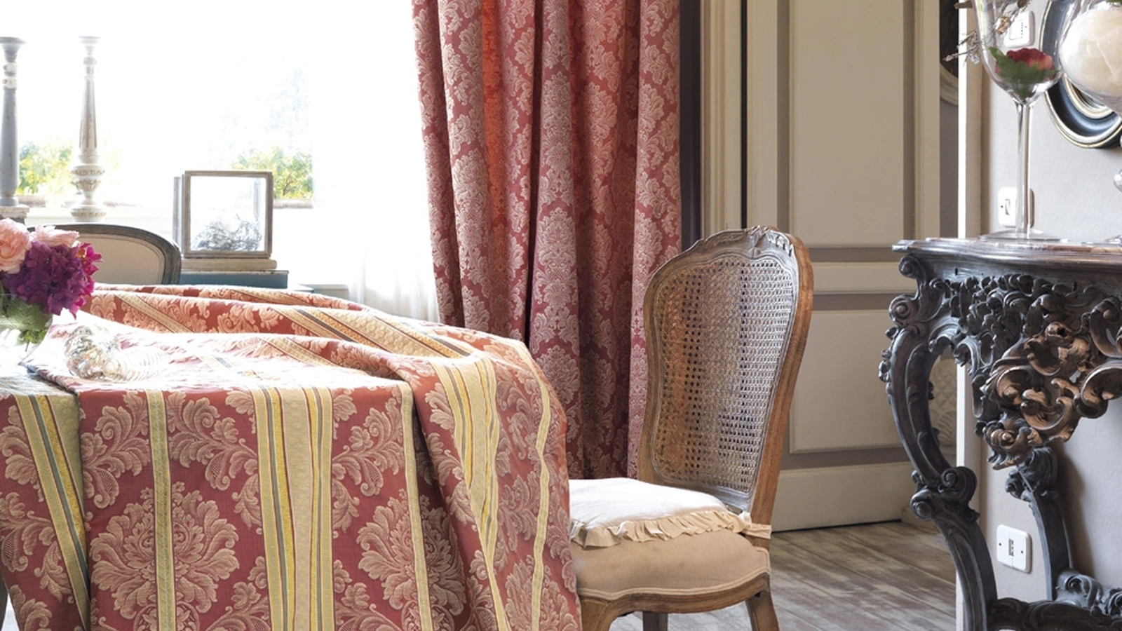Tenda damascata Classici bordeaux e oro di Acro Texture