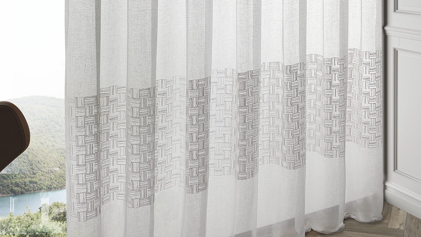 Tenda bianca Fil Art 04 con fascia orizzontale con ricamo geometrico di Acro Texture