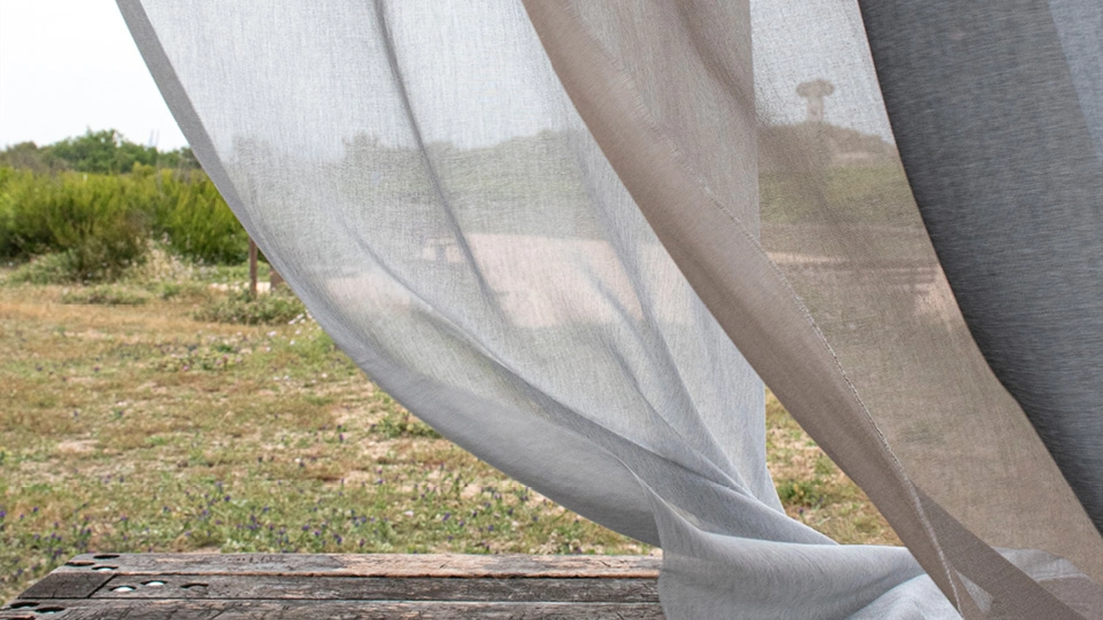 Tenda Greta realizzata con un intreccio di fibre naturali e fibre tecniche, riciclate, provenienti da una filiera controllata di Acro Texture