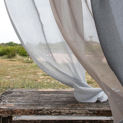 Tenda Greta realizzata con un intreccio di fibre naturali e fibre tecniche, riciclate, provenienti da una filiera controllata di Acro Texture