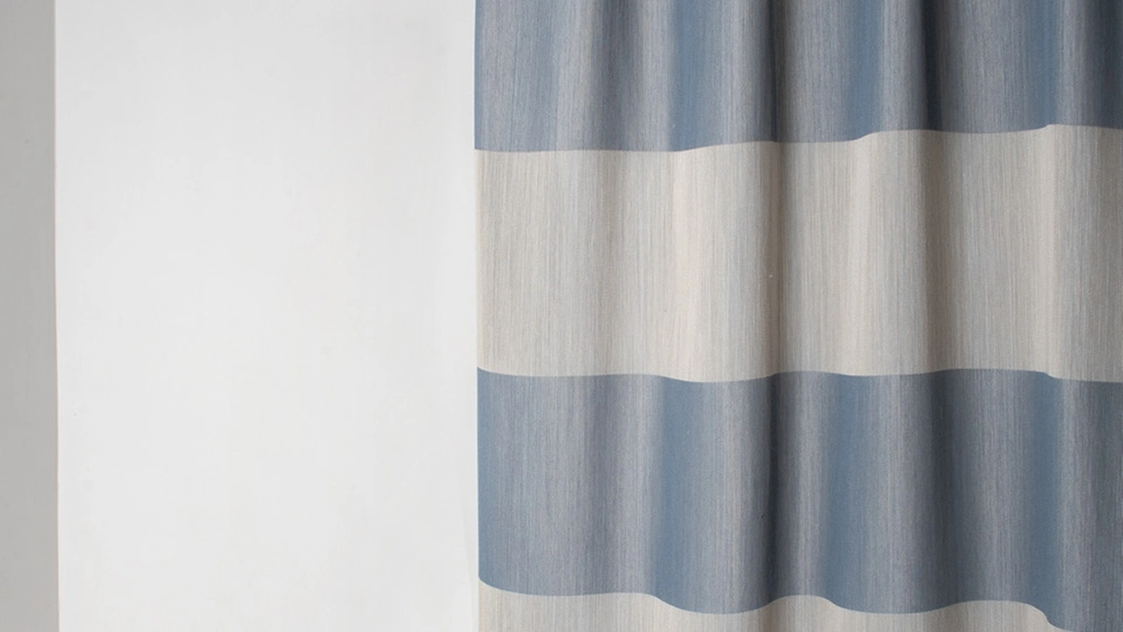 Tenda a righe orizzontali bianca e azzurra Wooline di Acro Texture