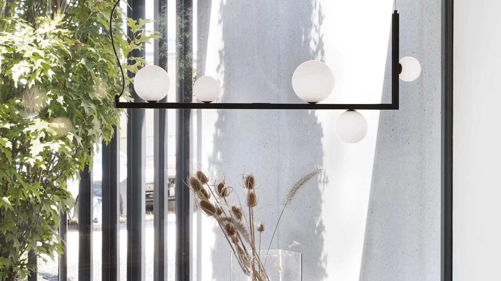 Lampada a sospensione Birds in metallo verniciato con diffusori in vetro soffiato bianco acidato di Ideal Lux
