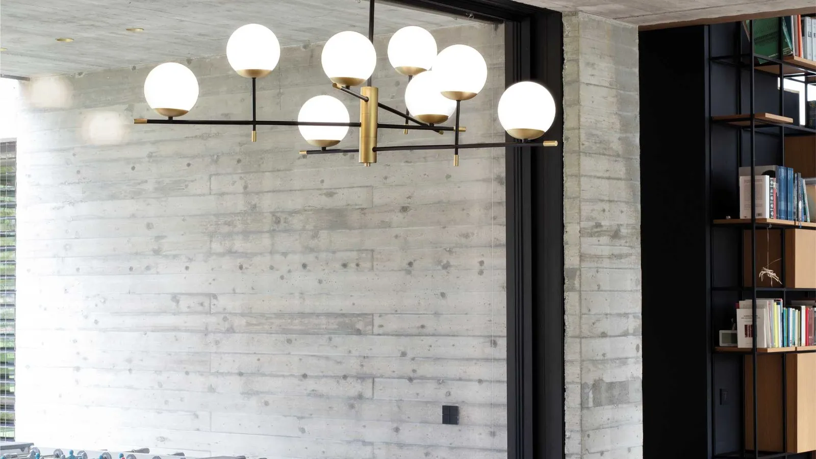 Lampada a sospensione Gourmet in metallo verniciato opaco con diffusori in vetro incamiciato bianco, soffiato e acidato di Ideal Lux