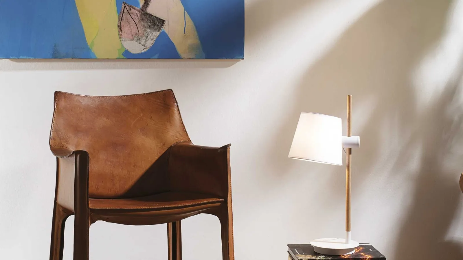 Lampada da tavolo Axel con base in metallo, stelo in legno e paralume regolabile in altezza in PVC rivestito in tessuto di Ideal Lux