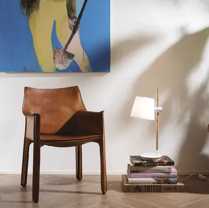 Lampada da tavolo Axel con base in metallo, stelo in legno e paralume regolabile in altezza in PVC rivestito in tessuto di Ideal Lux