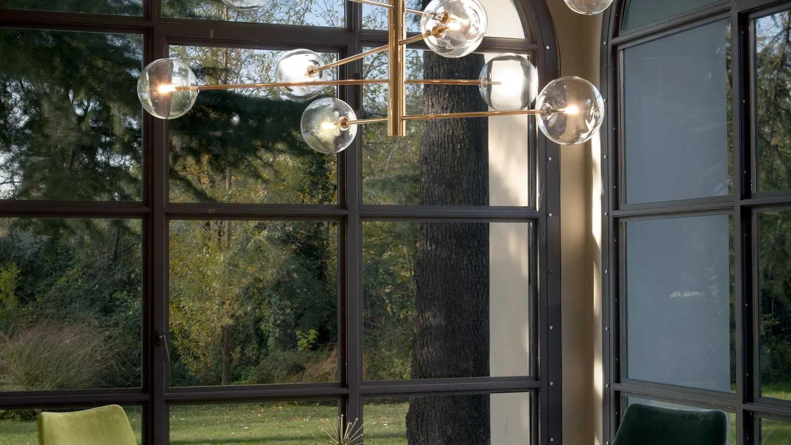 Lampada a sospensione Equinoxe in metallo con finitura ottone antico e diffusori in vetro soffiato trasparente di Ideal Lux