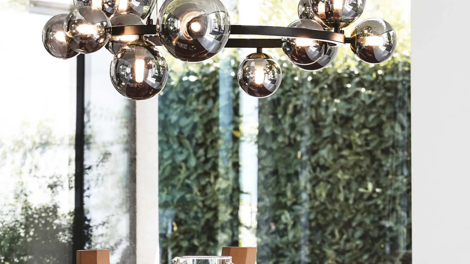 Lampada a sospensione Perlage in metallo con elementi sferici in vetro di Ideal Lux