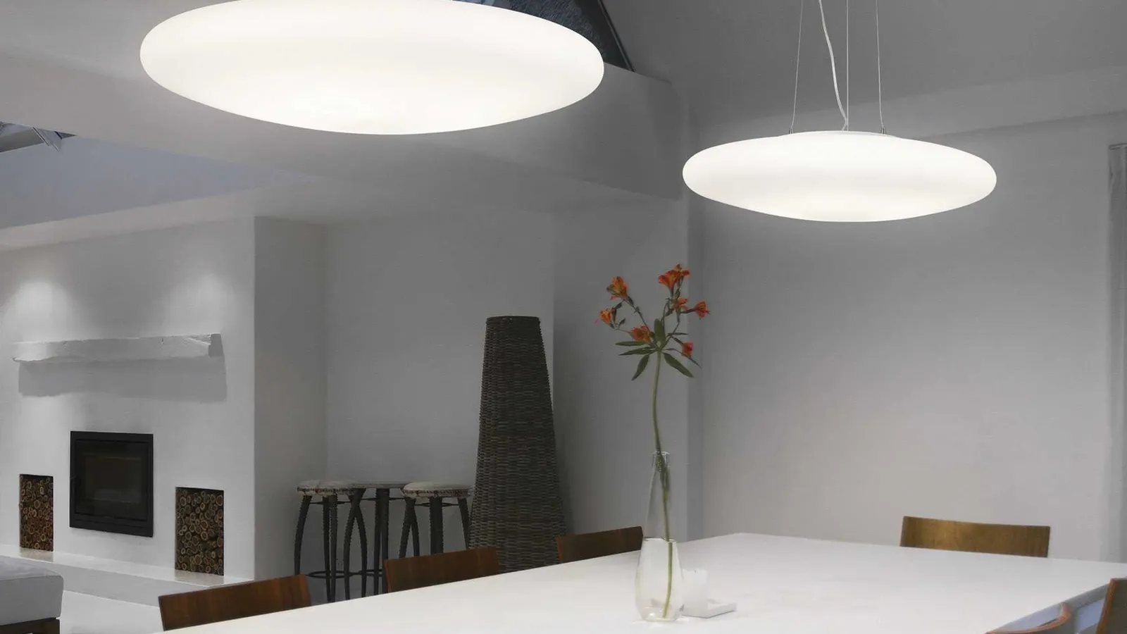 Lampada a sospensione Smarties in vetro bianco soffiato di Ideal Lux