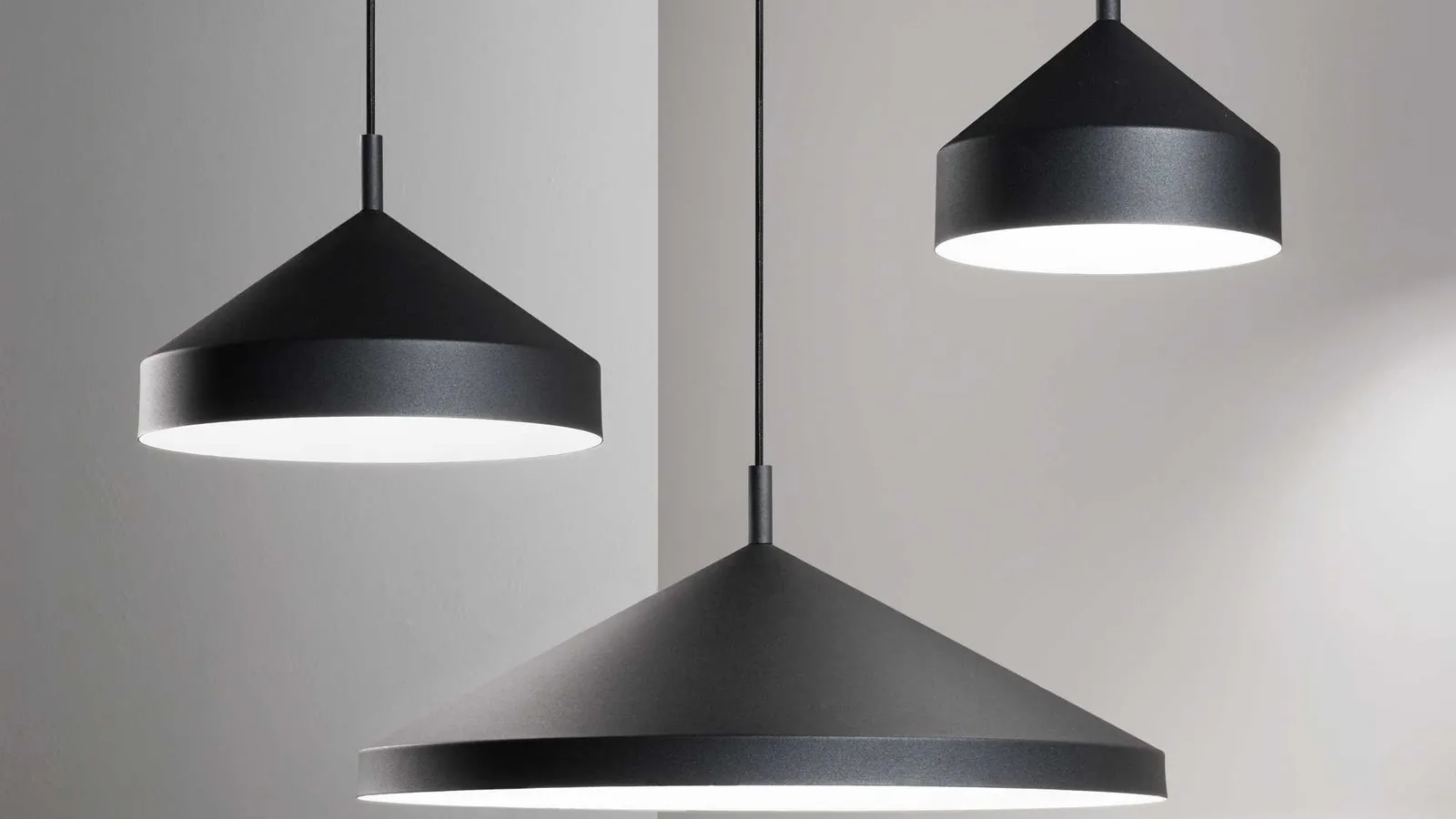 Lampada a sospensione Yurta n metallo verniciato nero con interno bianco di Ideal Lux