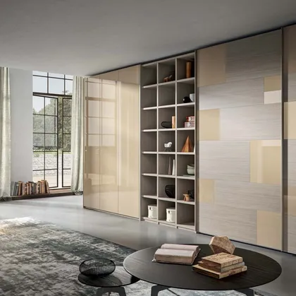 Armadio con ante scorrevoli Strip in Rovere cenere, vetro lucido nocciola e laccato lucido nocciola di Veneran