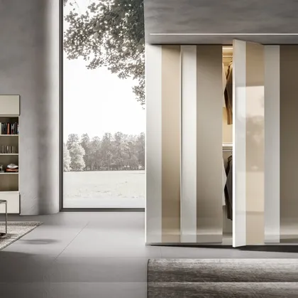 Armadio con ante battenti Vela in vetro lucido laccato di Veneran