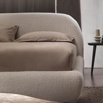 Letto con in tessuto con testiera Designer Curvy di Altrenotti