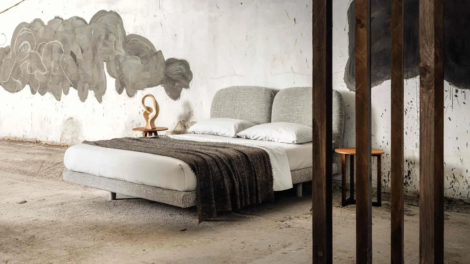 Letto matrimoniale completamente rivestito in tessuto Robin di Veneran