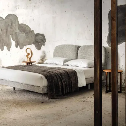 Letto matrimoniale completamente rivestito in tessuto Robin di Veneran