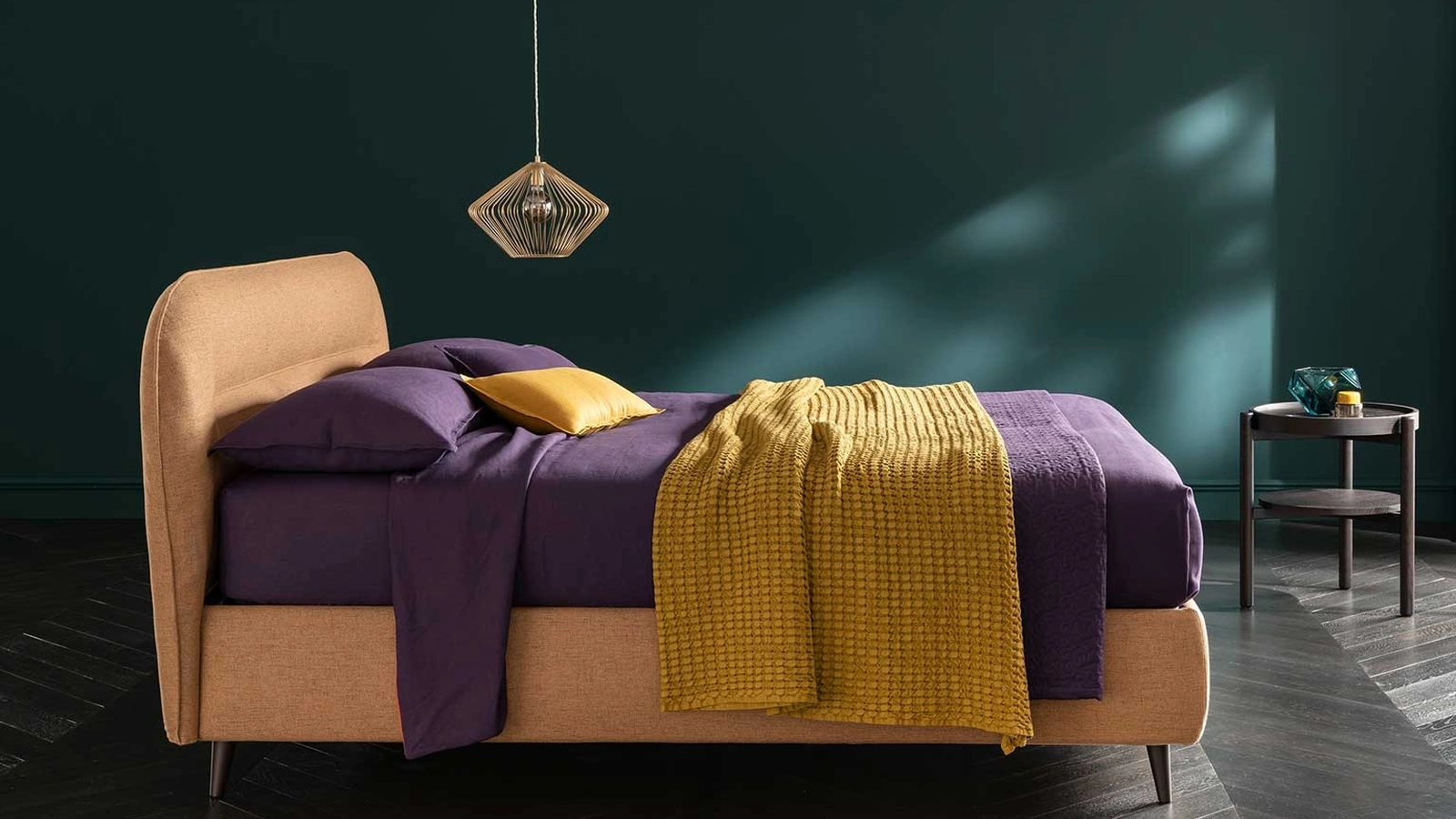 Letto in tessuto imbottito con testiera Soul Maui di Altrenotti