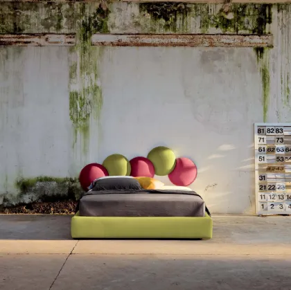 Letto in tessuto con testiera creativa che ricorda le bolle di sapone Buble di Veneran