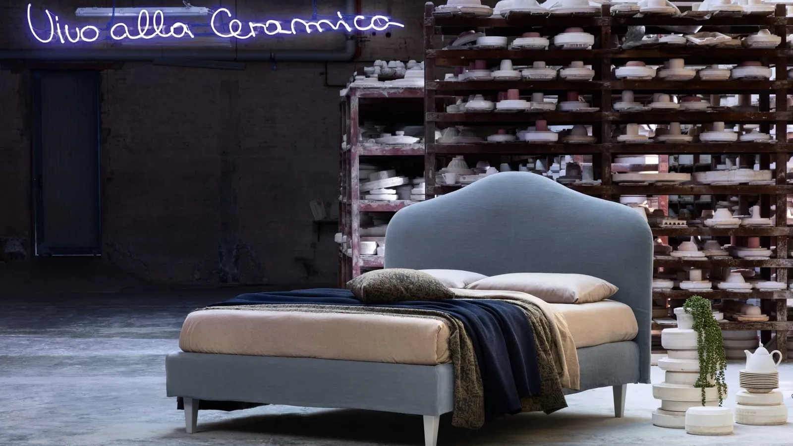 Letto in tessuto imbottito con testiera sagomata Dolce di Veneran