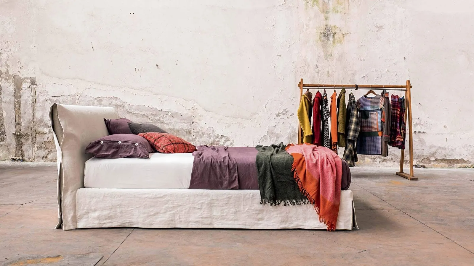 Letto matrimoniale in tessuto Kune di Veneran