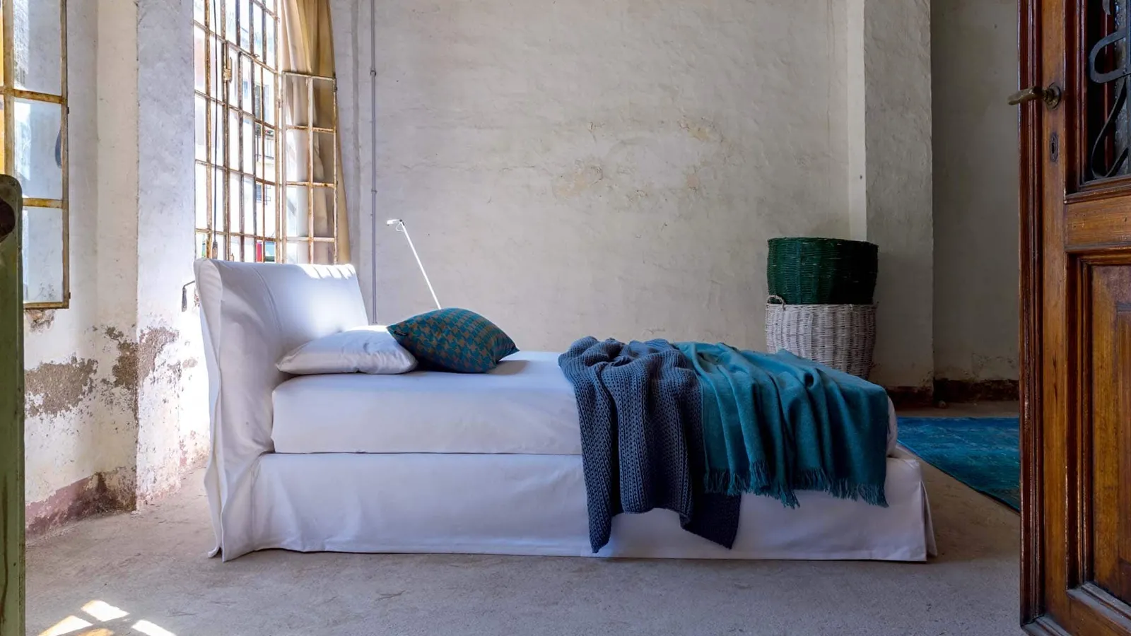 Letto matrimoniale in tessuto Kune di Veneran