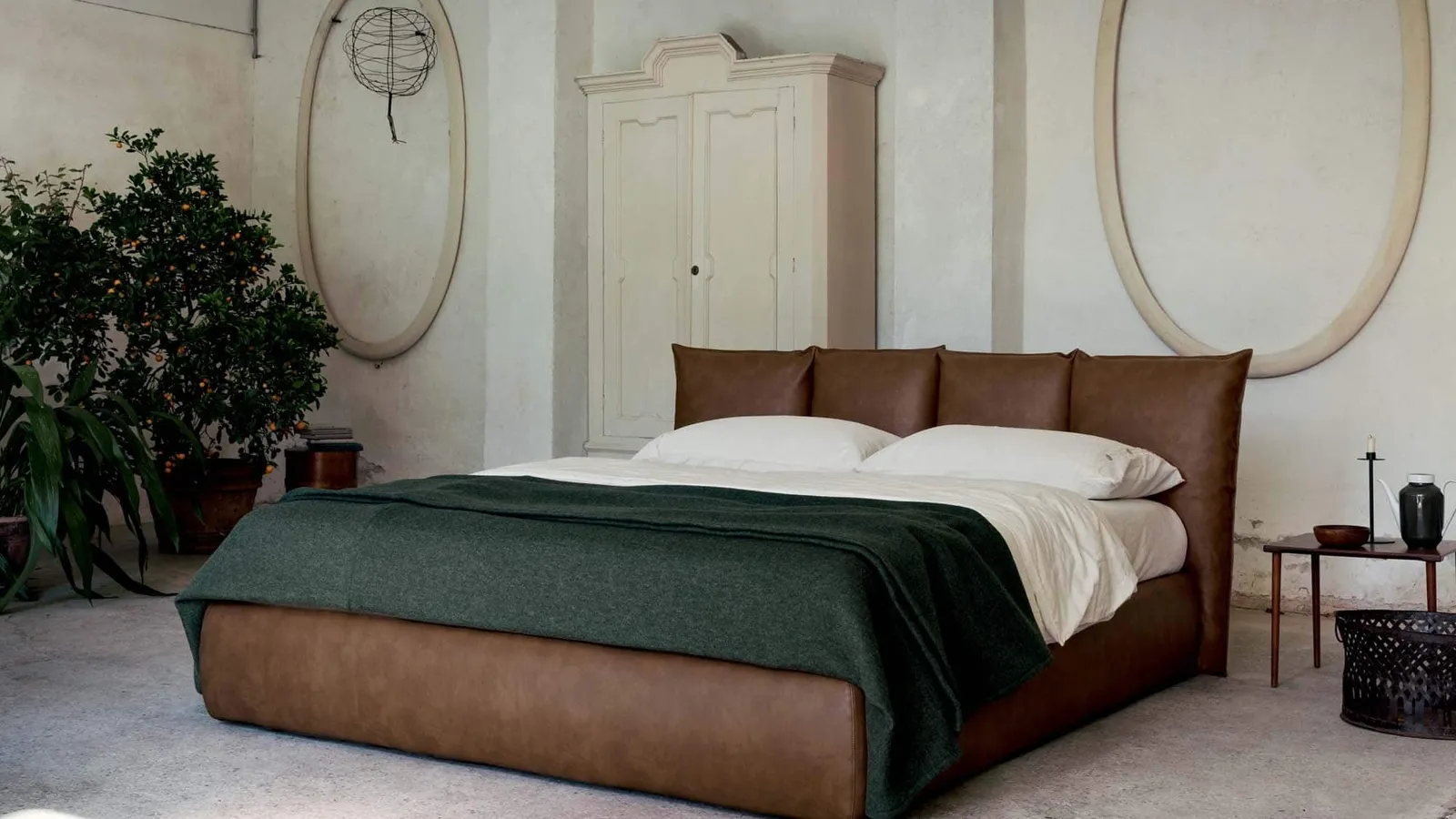 Letto in ecopelle vintage con testiera avvolgente e box contenitore Plissé di Veneran