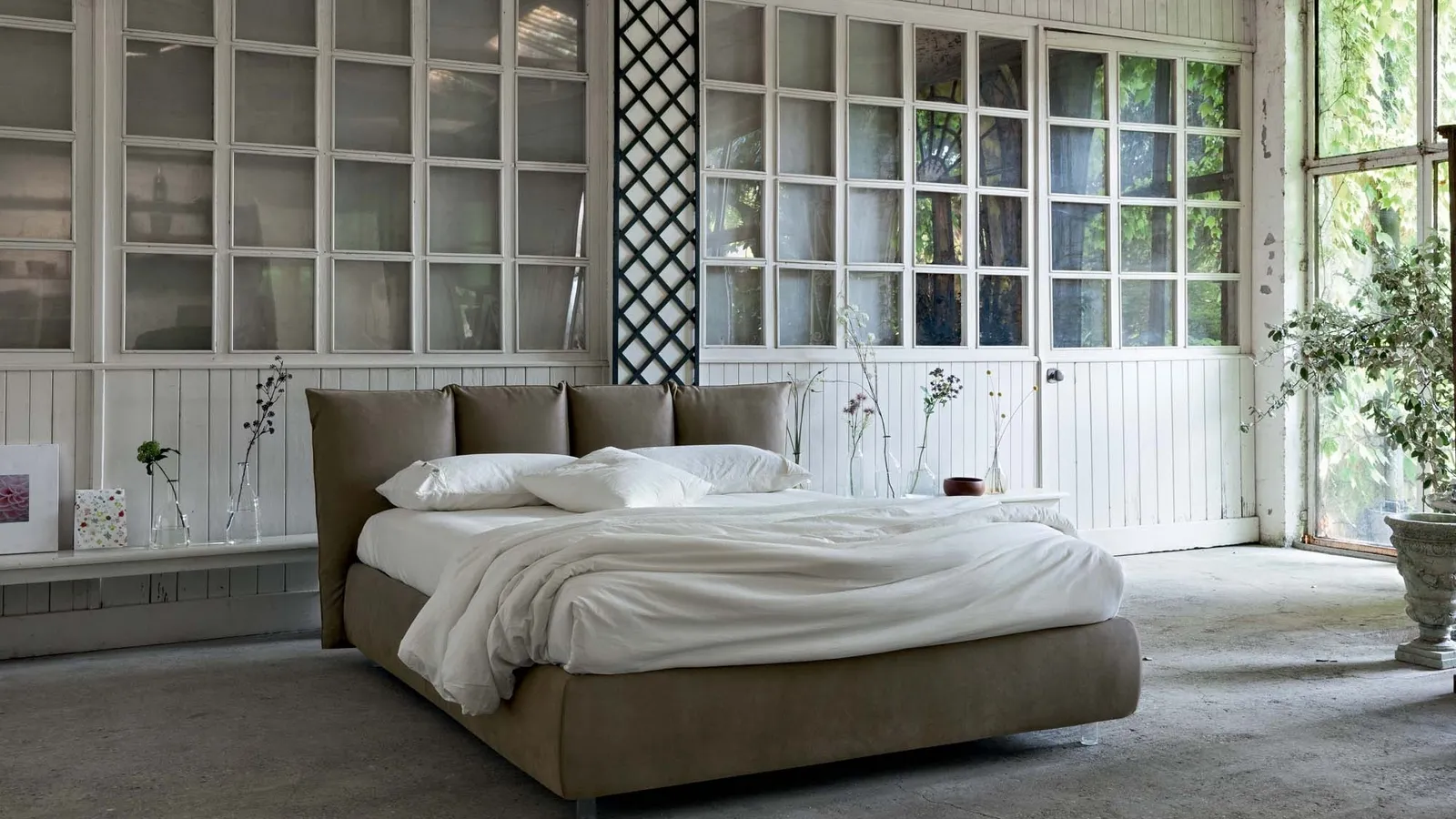 Letto in ecopelle vintage con testiera avvolgente e piedini trasparenti Plissé di Veneran