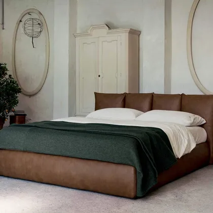 Letto in ecopelle vintage con testiera avvolgente e box contenitore Plissé di Veneran