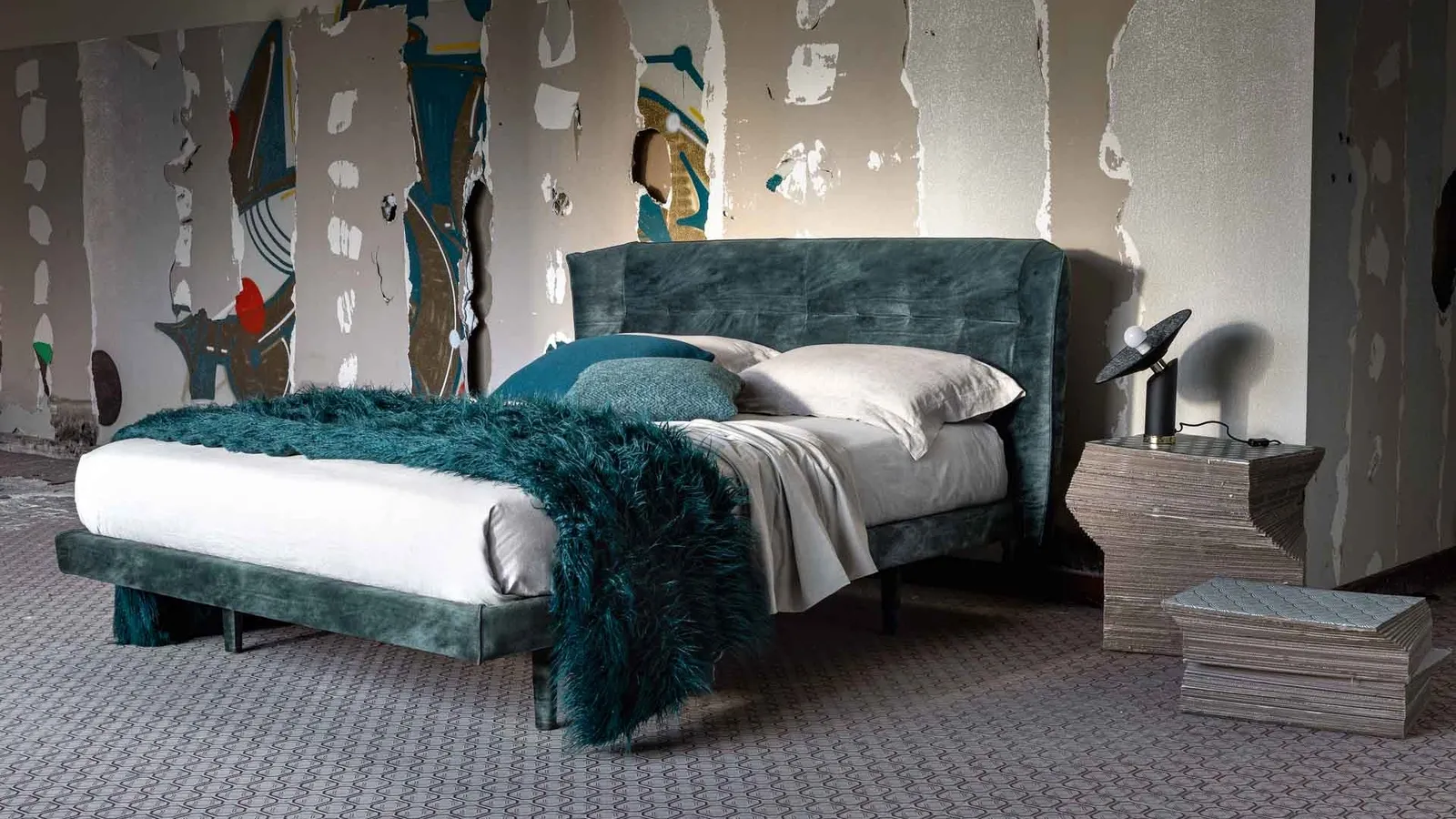 Letto in velluto con testiera alta e leggermente protesa in avanti Riva di Veneran