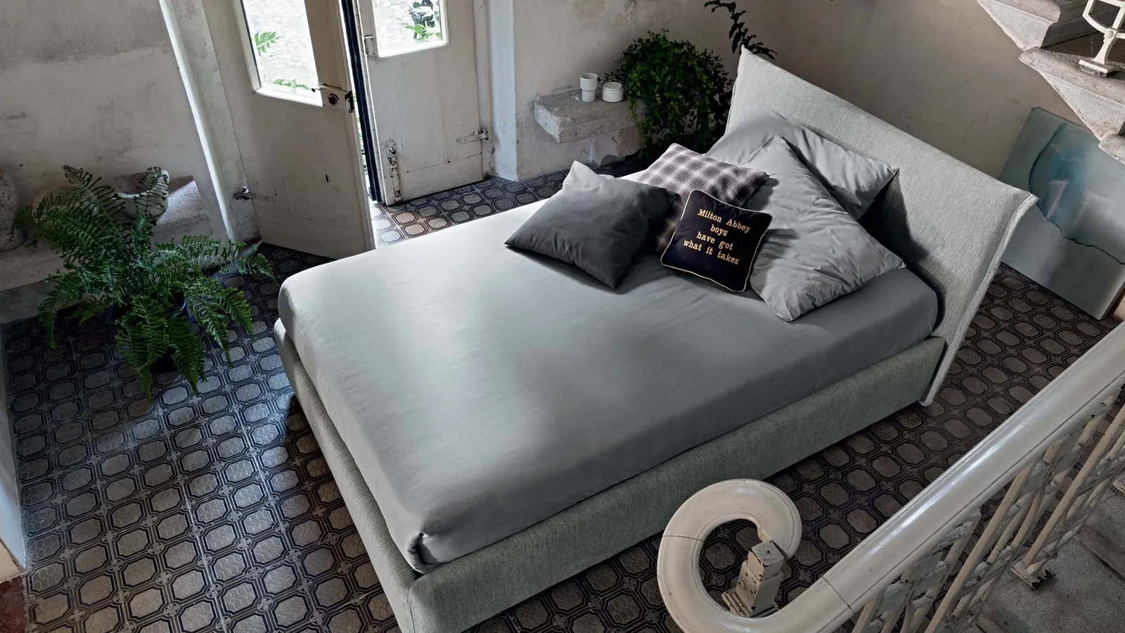 Letto in tessuto imbottito con testiera Twin Line di Veneran