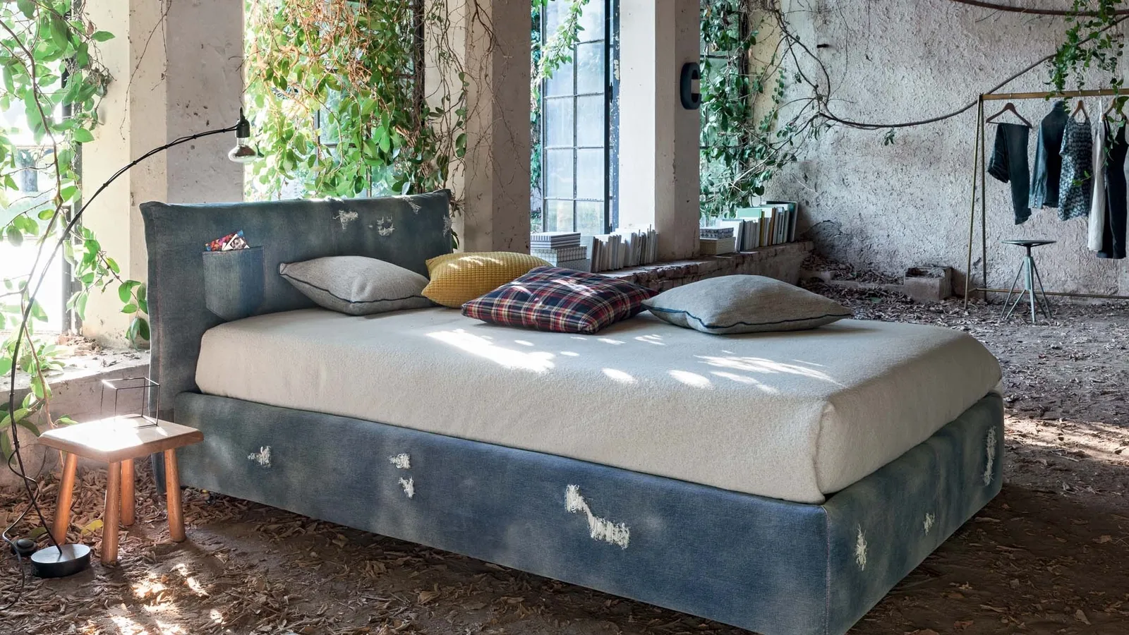 Letto con testiera rivestito in Denim stramato con piedini trasparenti con biglie all'interno Twin Line di Veneran