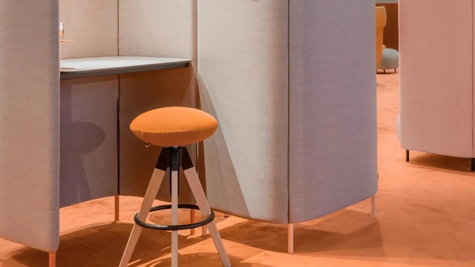 Sgabello Arki Stool in legno con seduta imbottita di Pedrali