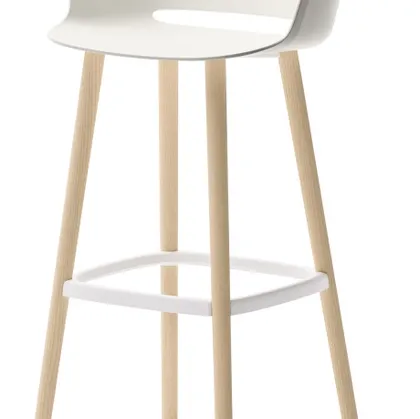 Sgabello Babila in tecnopolimero con struttura in legno di Veneta Cucine