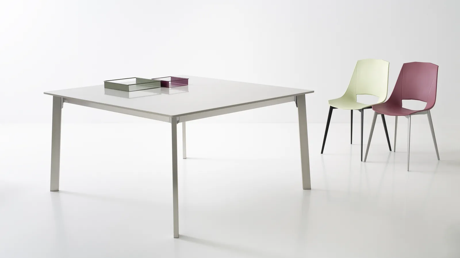 Sedia Eva 1 in polipropilene con gambe in alluminio di Pointhouse