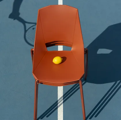 Sedia impilabile Eva 2 in polipropilene con gambe in metallo tubolare di Pointhouse