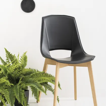 Sedia Eva 5 rivestita in cuoio con gambe in legno massello di Frassino di Pointhouse