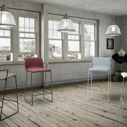 Sgabello Fluid C rivestito in tessuto o ecopelle con struttura in metallo di Zamagna