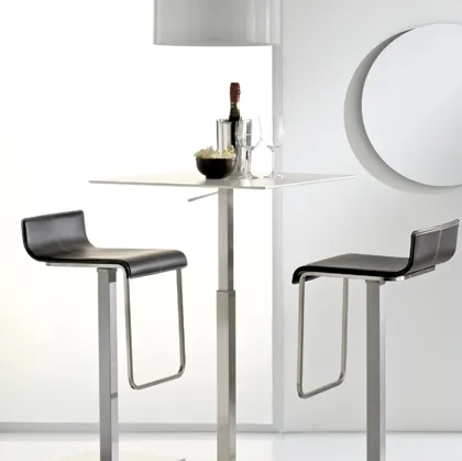 Sgabello Kuadra in pelle di Pedrali