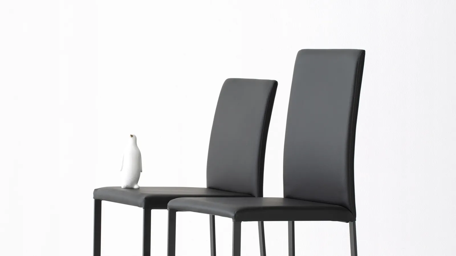 Sedia Giulia rivestita in ecopelle con gambe metalliche di Pointhouse