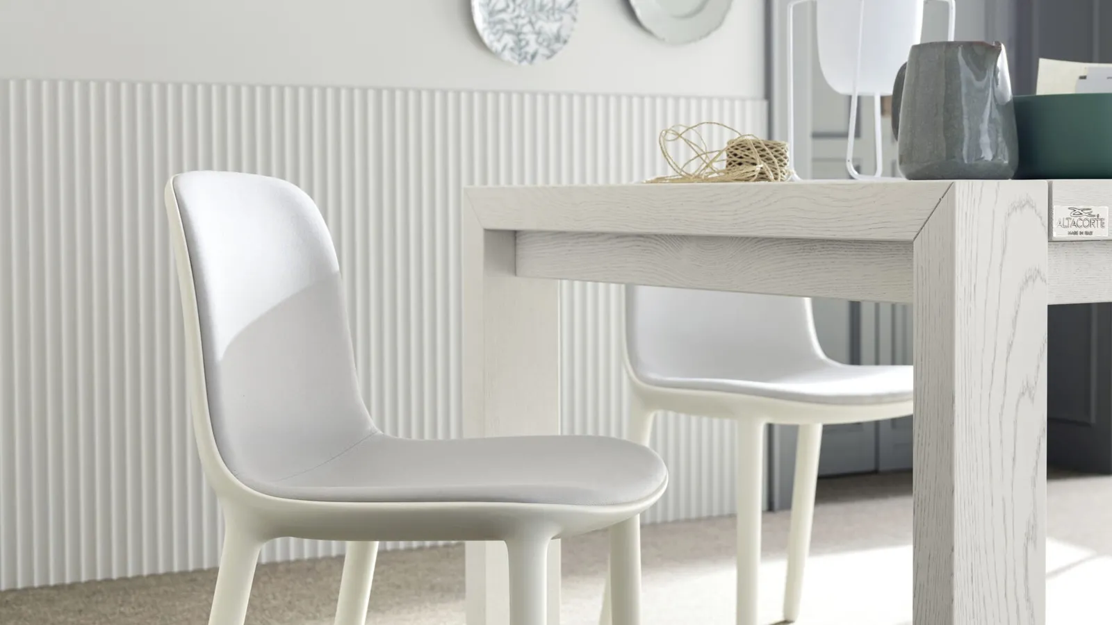 Sedia Rachele in tecnopolimero con scocca interna rivestita in tessuto di Alta Corte