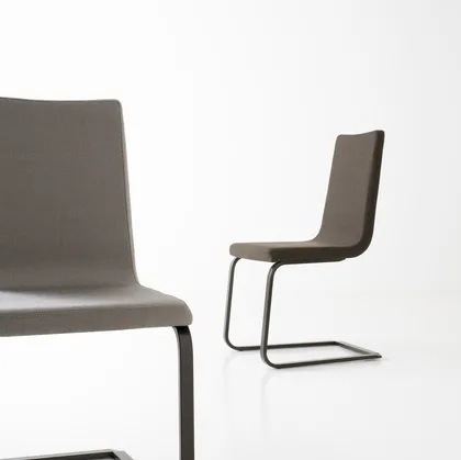 Sedia Schwinger in tessuto imbottito e base in acciaio di Pointhouse