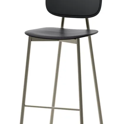 Sgabello Young in polipropilene e struttura in metallo di Veneta Cucine