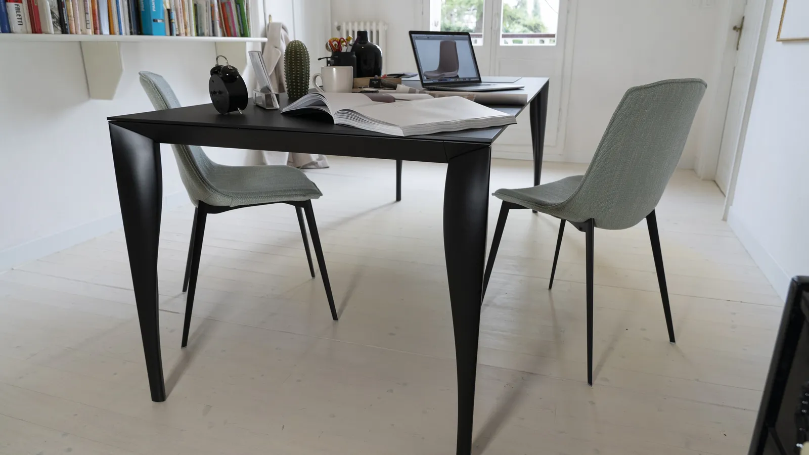 Tavolo Marilyn in laminato nero con base in metallo laccato di Pointhouse