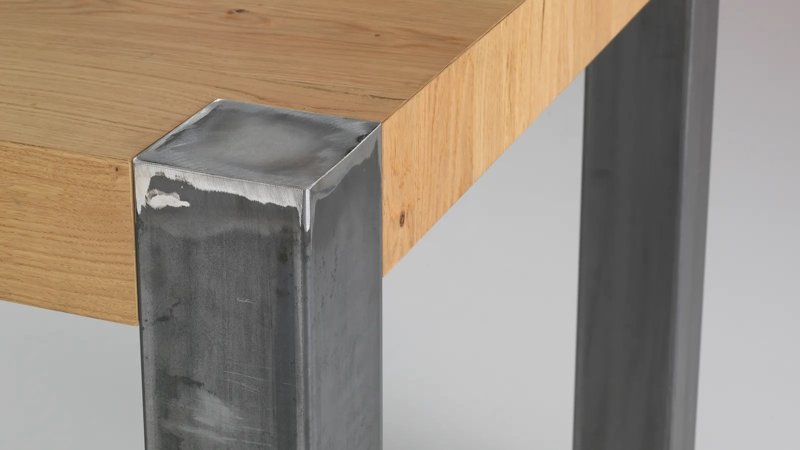 Tavolo allungabile Tola in legno impiallacciato rovere nodato di Pointhouse