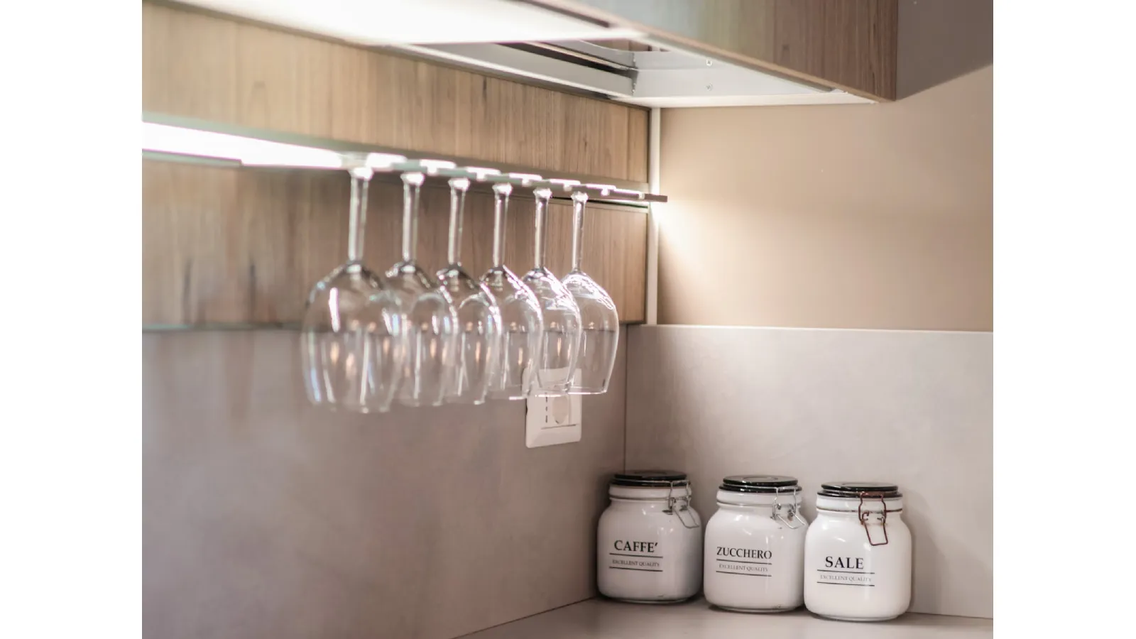 Cucina Veneta Cucine Start J: finiture Graffiato Gesso e Noce Rustik a Messina