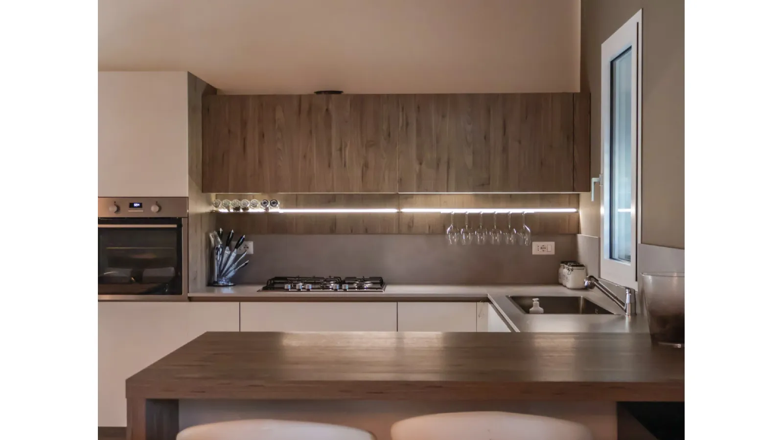 Cucina Veneta Cucine Start J: finiture Graffiato Gesso e Noce Rustik a Messina