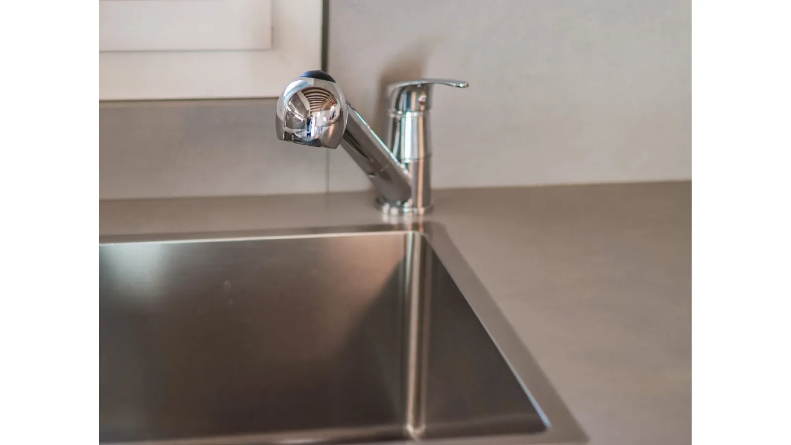 Cucina Veneta Cucine Start J: finiture Graffiato Gesso e Noce Rustik a Messina