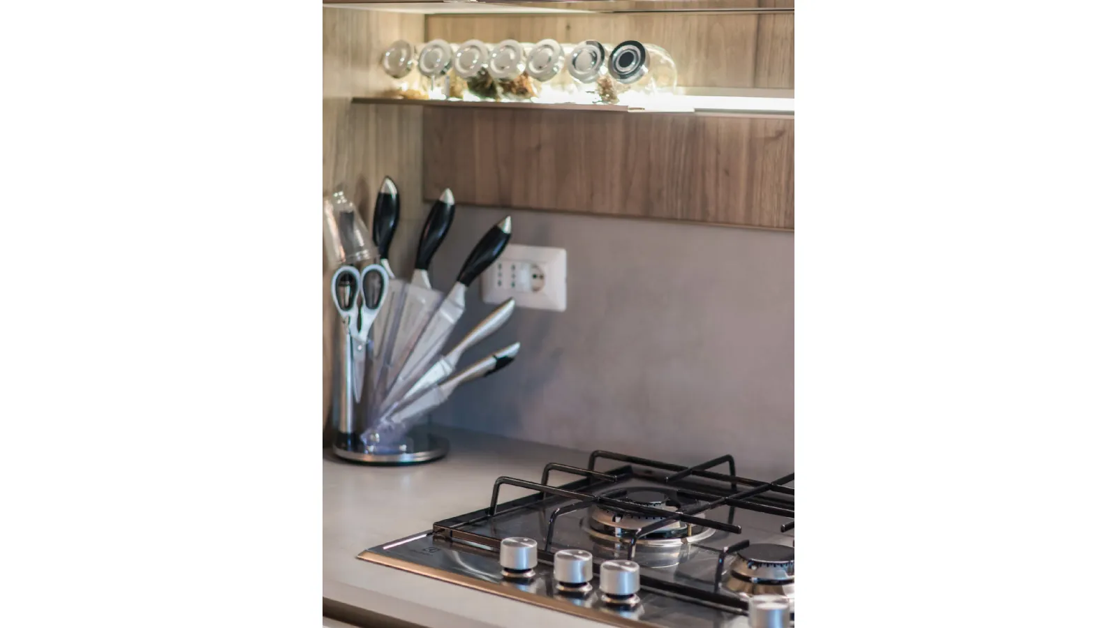 Cucina Veneta Cucine Start J: finiture Graffiato Gesso e Noce Rustik a Messina