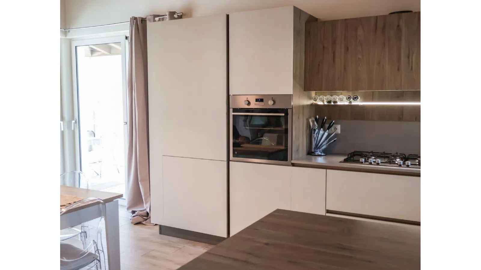 Cucina Veneta Cucine Start J: finiture Graffiato Gesso e Noce Rustik a Messina