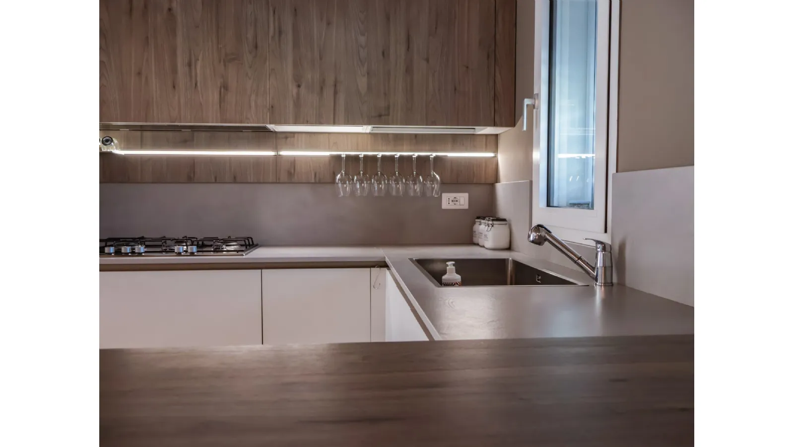 Cucina Veneta Cucine Start J: finiture Graffiato Gesso e Noce Rustik a Messina