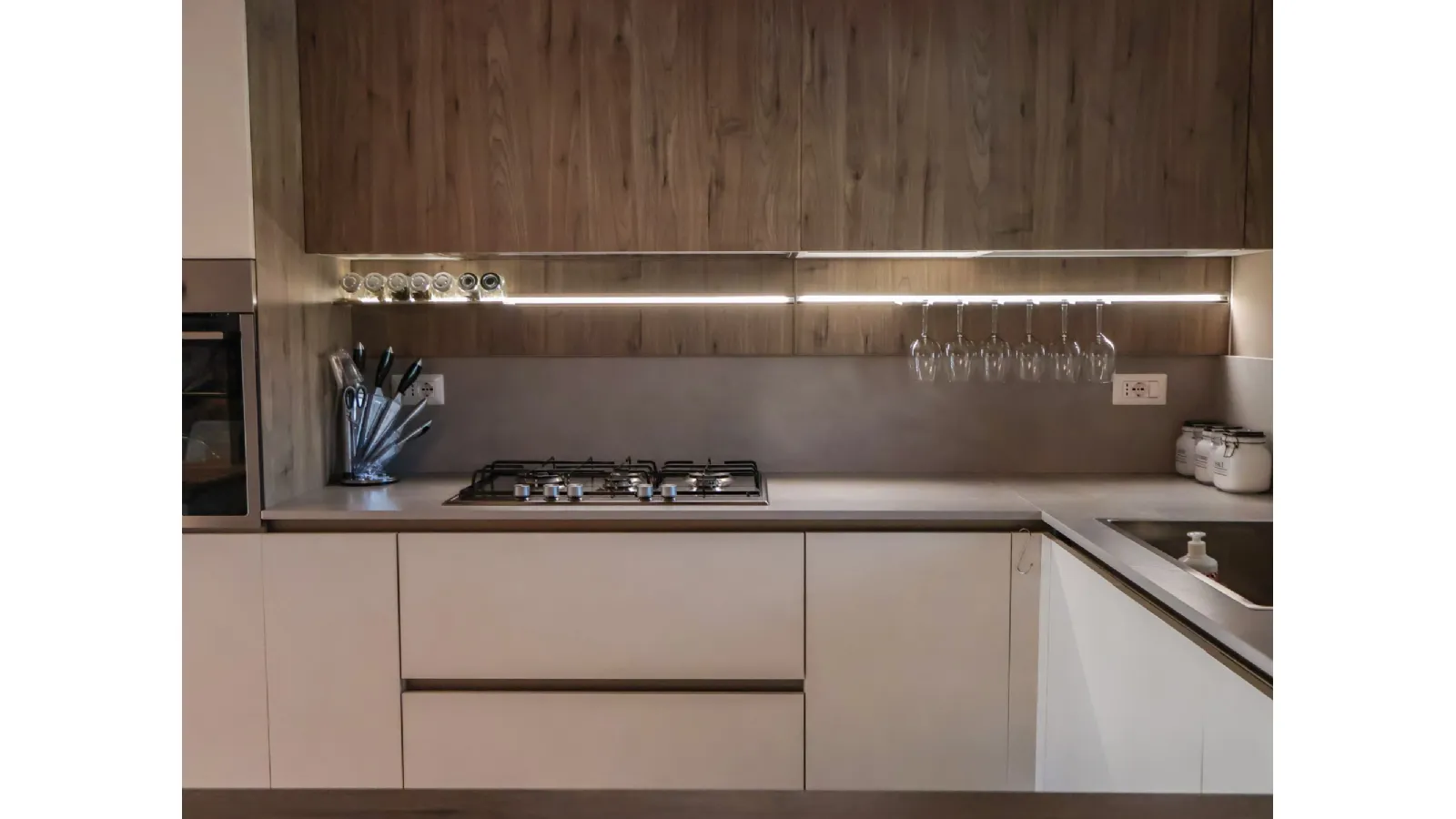 Cucina Veneta Cucine Start J: finiture Graffiato Gesso e Noce Rustik a Messina