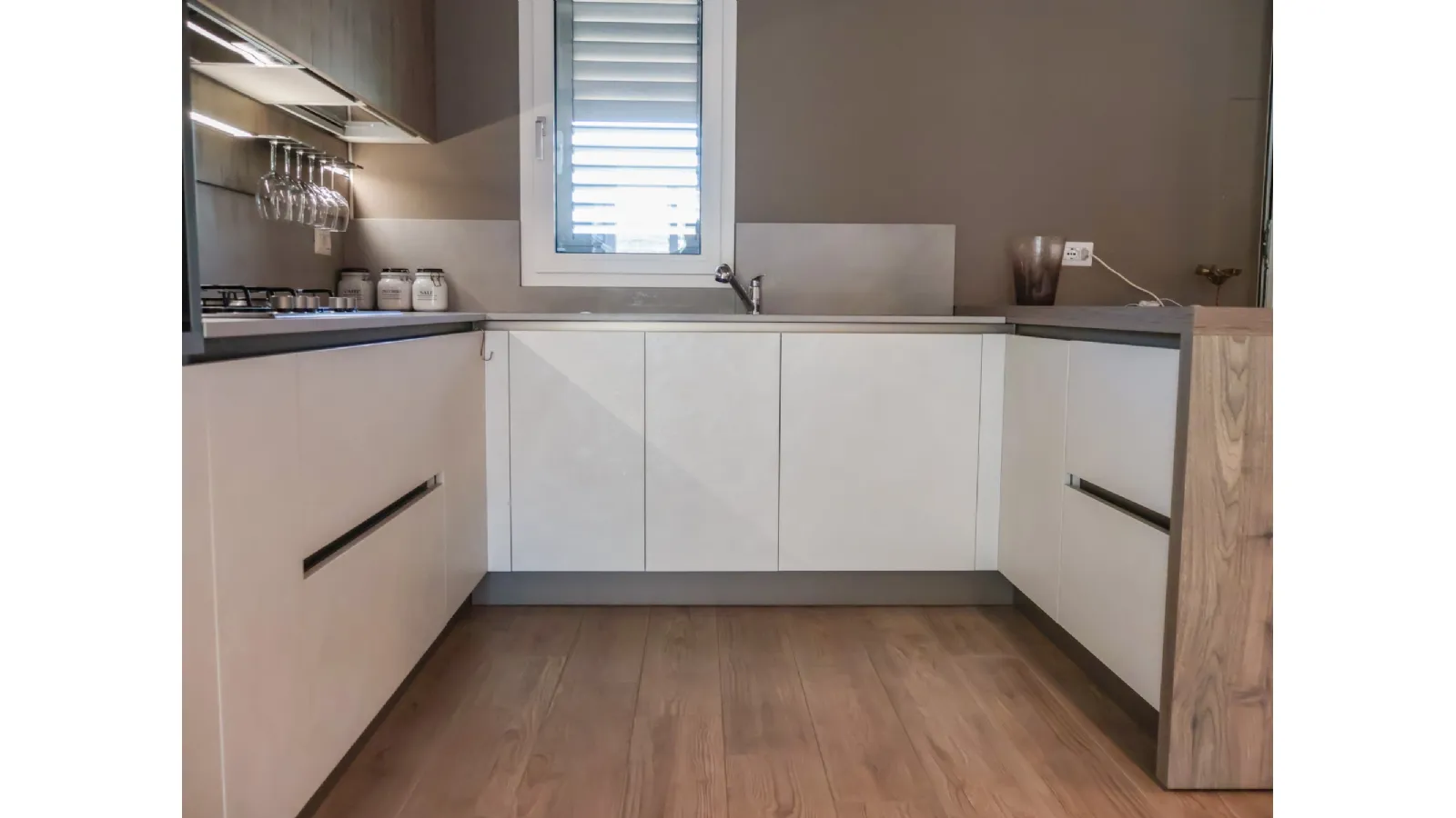 Cucina Veneta Cucine Start J: finiture Graffiato Gesso e Noce Rustik a Messina